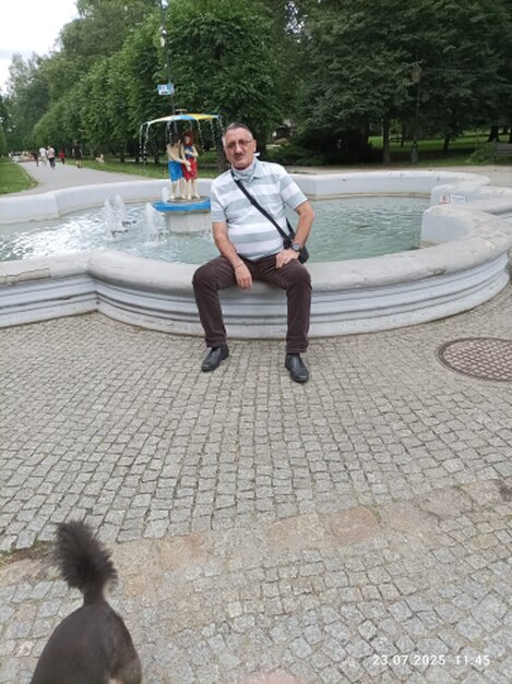 Plecak i poukładane rzeczy do pakowania